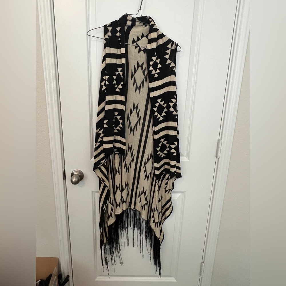 Chic Black and Cream Patterned Shawl